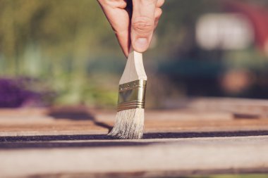 Boya fırçası ahşap masa kullanım için ev dekore edilmiştir. House renova