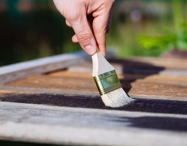 Boya fırçası ahşap masa kullanım için ev dekore edilmiştir. House renova