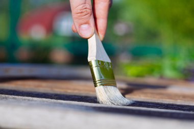 Boya fırçası ahşap masa kullanım için ev dekore edilmiştir. House renova