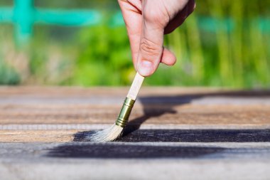 Boya fırçası ahşap masa kullanım için ev dekore edilmiştir. House renova