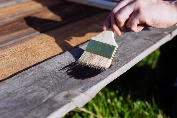 Pincel de pintura sobre mesa de madera uso para el hogar decorado. Casa renova — Foto de Stock