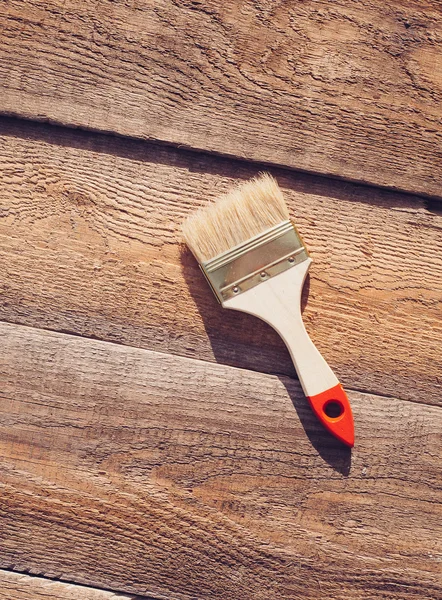 Pincel de pintura na mesa de madeira. Renovação da casa . — Fotografia de Stock