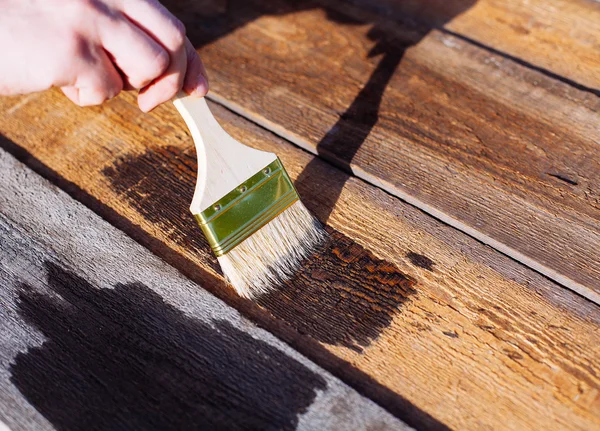 Brosse à peinture sur table en bois à utiliser pour la maison décorée. Maison renova — Photo