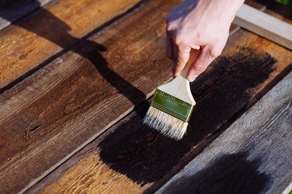 Brosse à peinture sur table en bois à utiliser pour la maison décorée. Maison renova — Photo