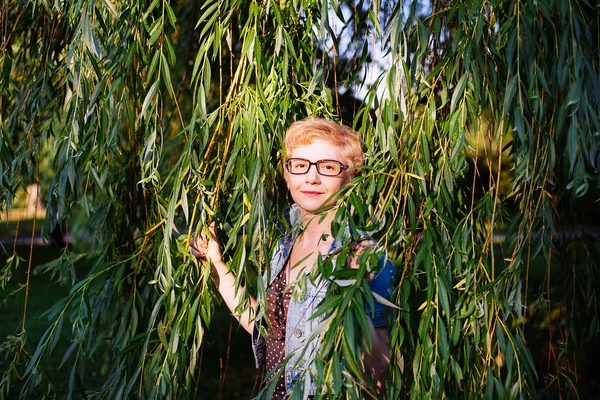 Retrato de mujer de mediana edad con estilo sonriendo en la naturaleza bac —  Fotos de Stock