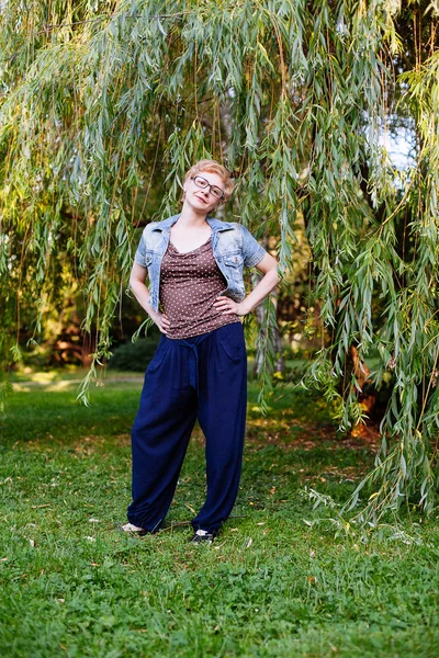 Portrait de femme d'âge moyen élégant souriant sur la nature bac — Photo