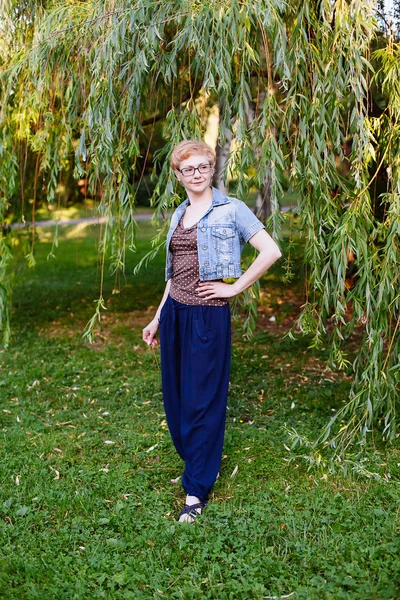 Retrato de mujer de mediana edad con estilo sonriendo en la naturaleza bac —  Fotos de Stock