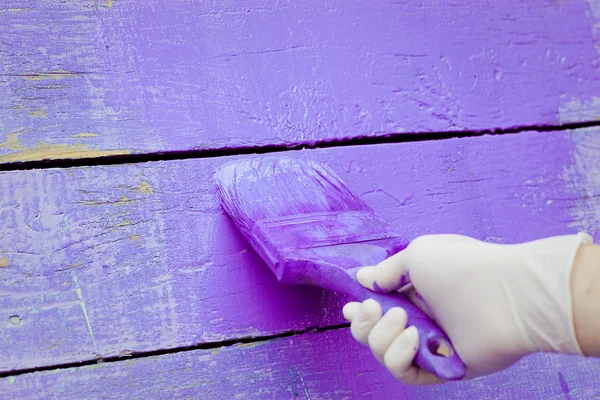 Peinture à la main mur en bois violet — Photo