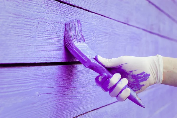 Pintura a mano pared de madera violeta — Foto de Stock