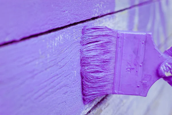 Peinture à la main mur en bois violet — Photo