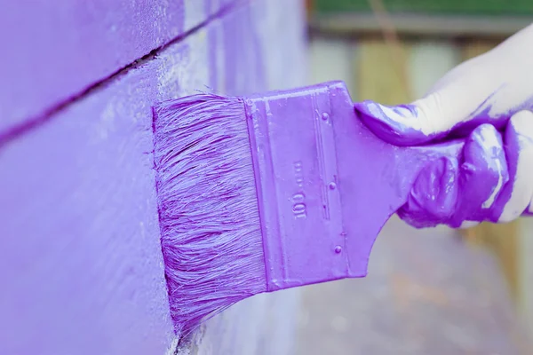 Peinture à la main mur en bois violet — Photo