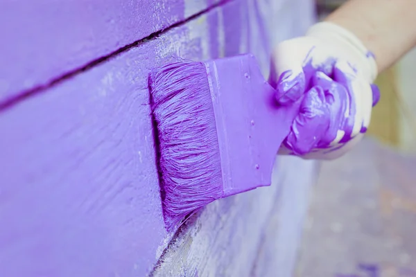 Peinture à la main mur en bois violet — Photo