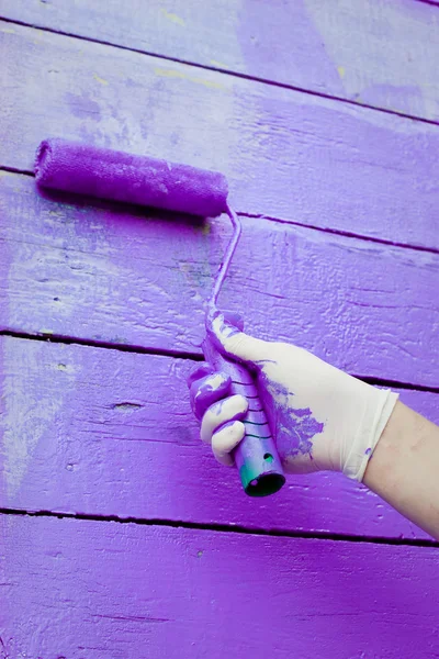 Peinture à la main mur en bois violet — Photo