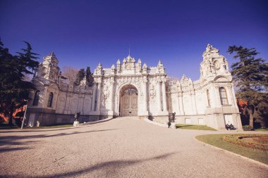 Beşiktaş 'taki Dolmabahce Sarayı, İstanbul' daki İstanbul Boğazı 'nın Avrupa kıyıları