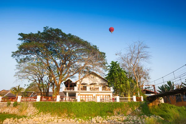 Mongolfiera in cielo in Laos — Foto Stock