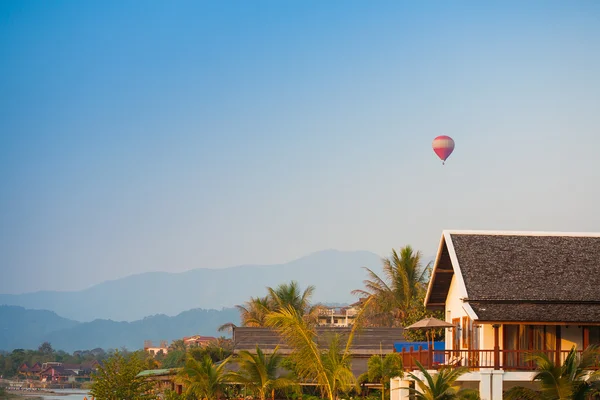 Sıcak hava balonu üzerinde sky Laos — Stok fotoğraf