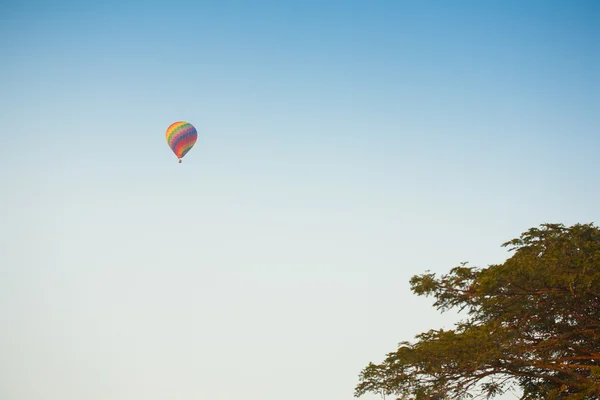 Luftballong på himlen i laos — Stockfoto