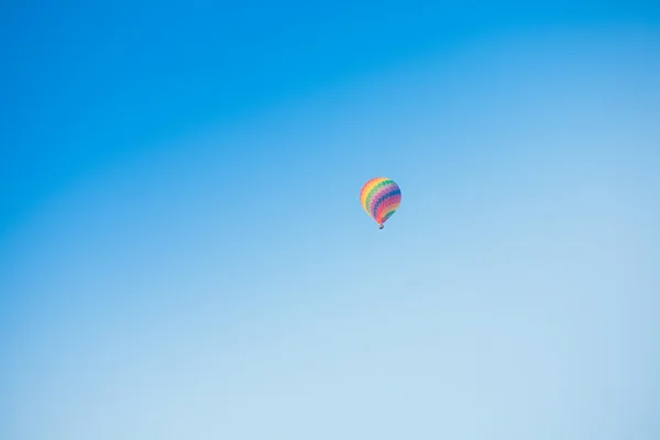 Luftballong på himlen i laos — Stockfoto