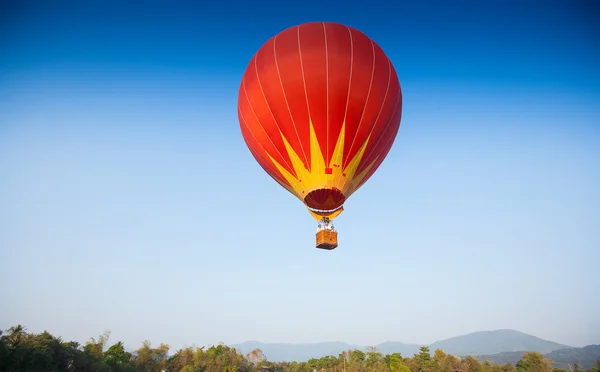 Luftballong på himlen i laos — Stockfoto