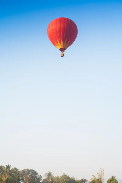 Luftballong på himlen i laos — Stockfoto