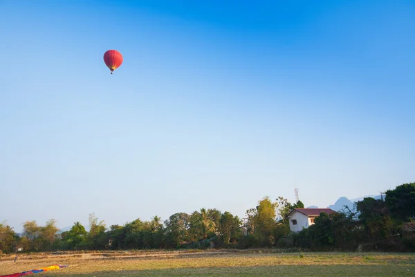 Luftballong på himlen i laos — Stockfoto