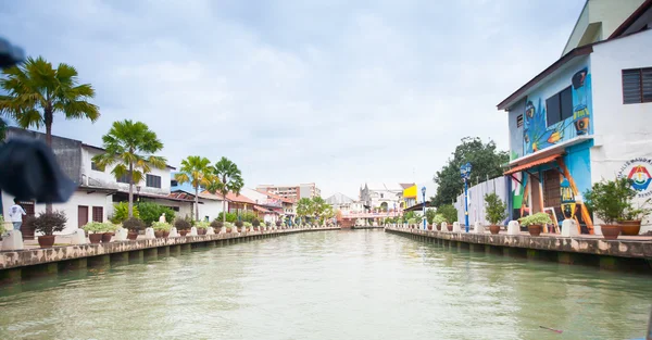 Malacca Malezya mavi gökyüzünün altında Nehri yakınında bir ev şehir — Stok fotoğraf