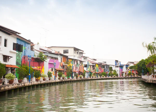 Malakka stad met huis in de buurt van rivier onder blauwe hemel in Maleisië — Stockfoto