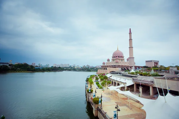 Moschea di Putra situata nella città di Putrajaya, Malesia — Foto Stock