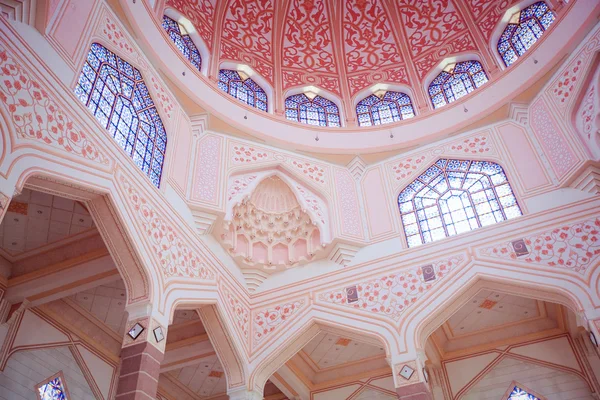 Dentro de la Mezquita Putra, Putrajaya, Malasia — Foto de Stock