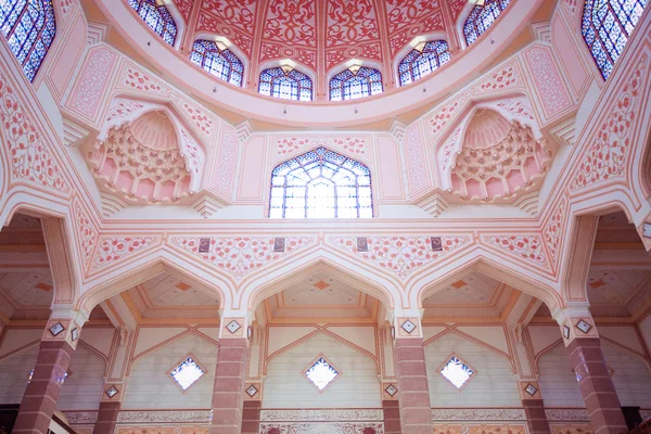 Inside the Putra Mosque, Putrajaya, Malaysia — Stock Photo, Image