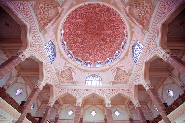 Dentro de la Mezquita Putra, Putrajaya, Malasia — Foto de Stock