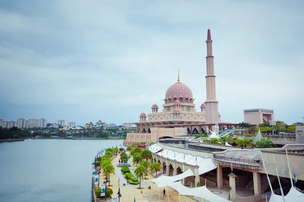 Moschea di Putra situata nella città di Putrajaya, Malesia — Foto Stock