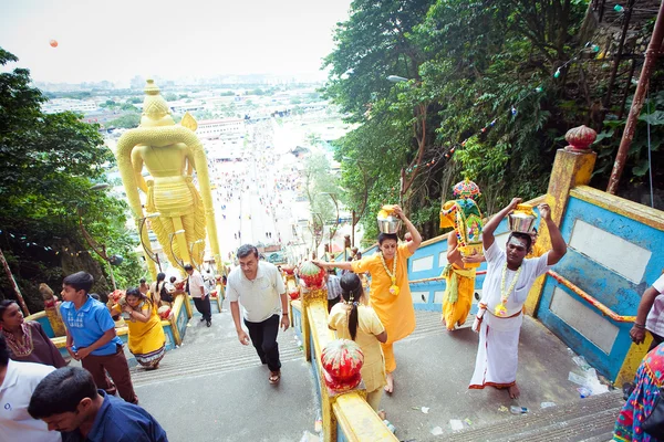 BATU CAVES, MALAYSIA - tammikuu 18 2014: Thaipusam at Batu Caves tem — kuvapankkivalokuva