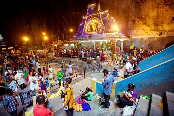 BATU CAVES, MALAYSIA - JAN 18 2014 : Thaipusam at Batu Caves tem — Stock Photo, Image