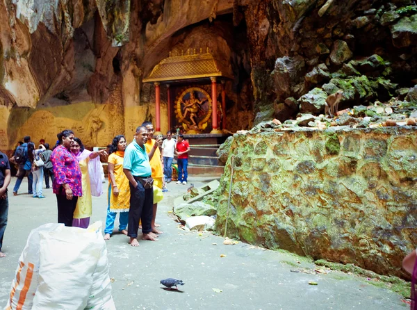 BATU CAVES, MALAYSIA - JAN 18 2014 : Thaipusam at Batu Caves tem — Stock Photo, Image