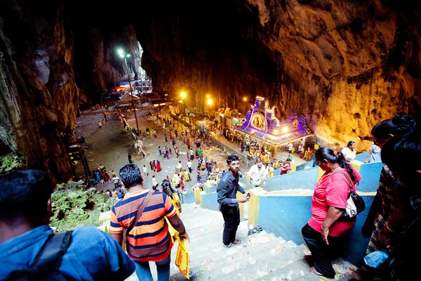 BATU CAVES, MALAYSIA - JAN 18 2014 : Thaipusam at Batu Caves tem — Stock Photo, Image