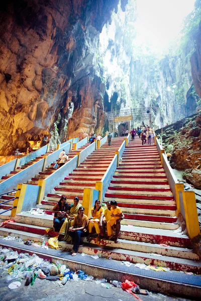 BATU CAVES, MALAYSIA - JAN 18 2014 : Thaipusam at Batu Caves tem — Stock Photo, Image