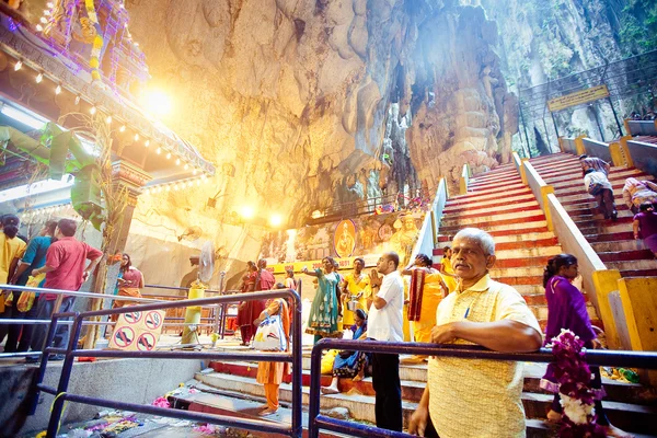 BATU CAVES, MALAYSIA - JAN 18 2014 : Thaipusam at Batu Caves tem — Stock Photo, Image