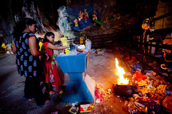 BATU CAVES, MALASIA - 18 ENE 2014: Thaipusam en Batu Caves tem — Foto de Stock