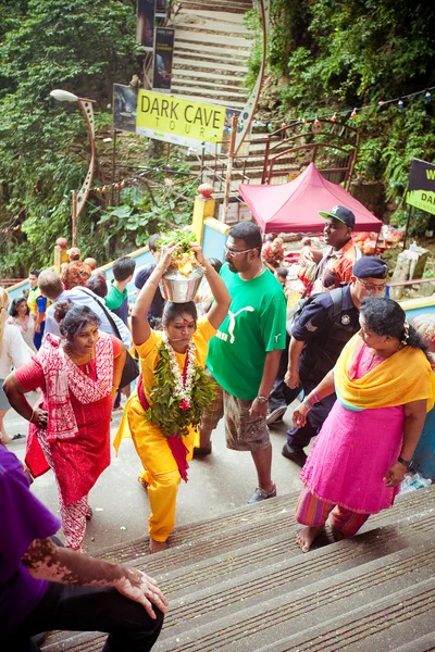 BATU CAVES, MALAYSIA - JAN 18 2014 : Thaipusam at Batu Caves tem — Stock Photo, Image