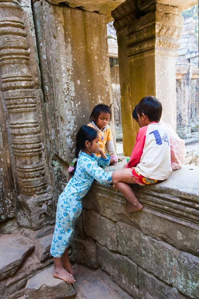 SIEM REAP, CAMBODIA- FEBRUARY 4, 2014: A group of unidentified — Stock Photo, Image