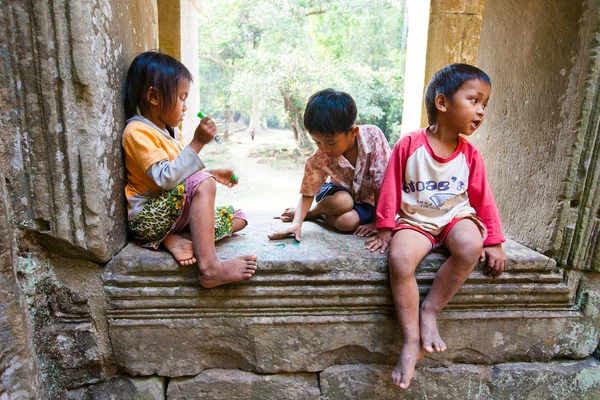 SIEM REAP, CAMBODIA- FEBRUARY 4, 2014: A group of unidentified — Stock Photo, Image