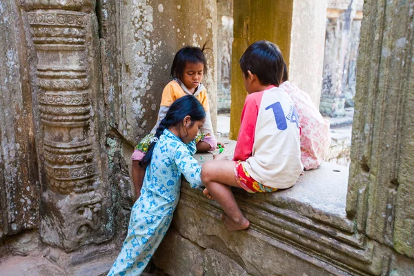 SIEM REAP, CAMBODIA- 4 FÉVRIER 2014 : Un groupe d'inconnus — Photo