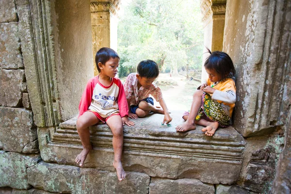 SIEM REAP, CAMBODIA- FEBRUARY 4, 2014: A group of unidentified — Stock Photo, Image