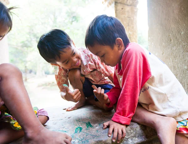 SIEM REAP, CAMBODIA- FEBRUARY 4, 2014: A group of unidentified — Stock Photo, Image