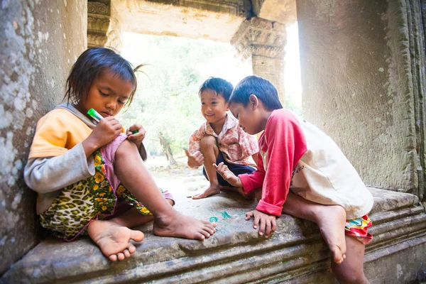 SIEM REAP, CAMBODIA- FEBRUARY 4, 2014: A group of unidentified — Stock Photo, Image