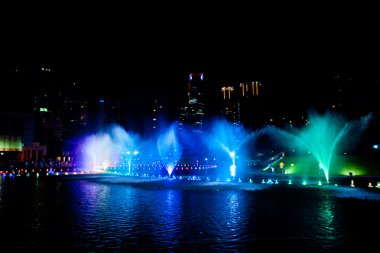 Modern şehir manzarası, Kuala Lump gece ışıklı çeşme