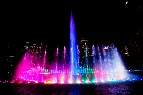 Belyst fontän på natten i moderna stadens skyline, Kuala klump — Stockfoto