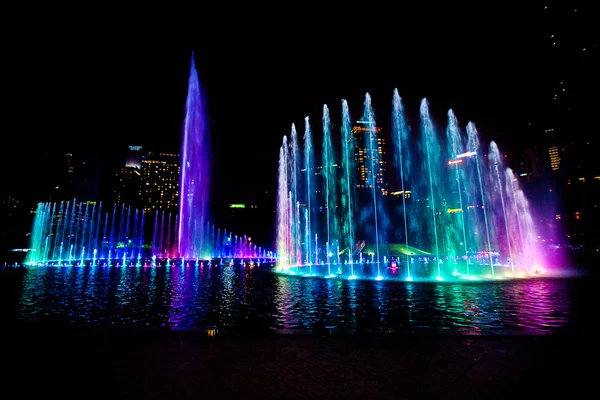 Modern şehir manzarası, Kuala Lump gece ışıklı çeşme — Stok fotoğraf