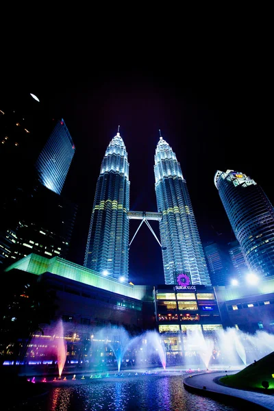 KUALA LUMPUR, MALAYSIA - JAN 16: Petronas Twin Towers at night o — Stock Photo, Image